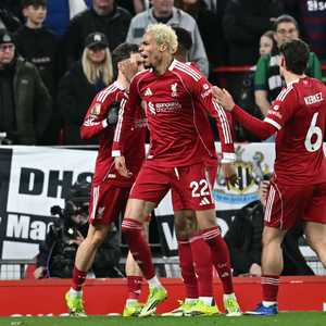 هوغو إيكيتيكي (في الوسط) يحتفل بعد تسجيله هدف ليفربول الأول