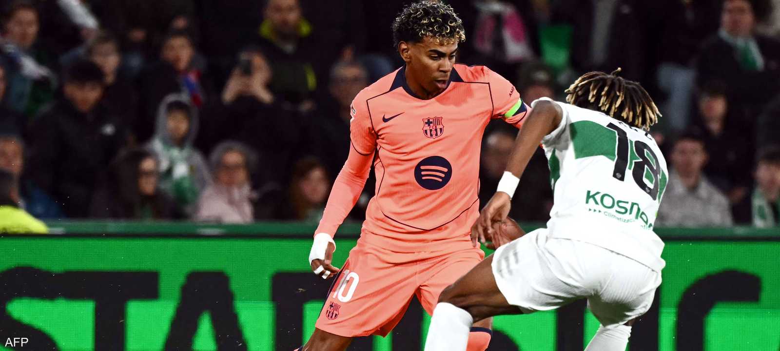يامال لاعب برشلونة يحاول المرور من مدافع إلتشي جون دونالد