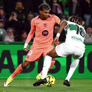 يامال لاعب برشلونة يحاول المرور من مدافع إلتشي جون دونالد