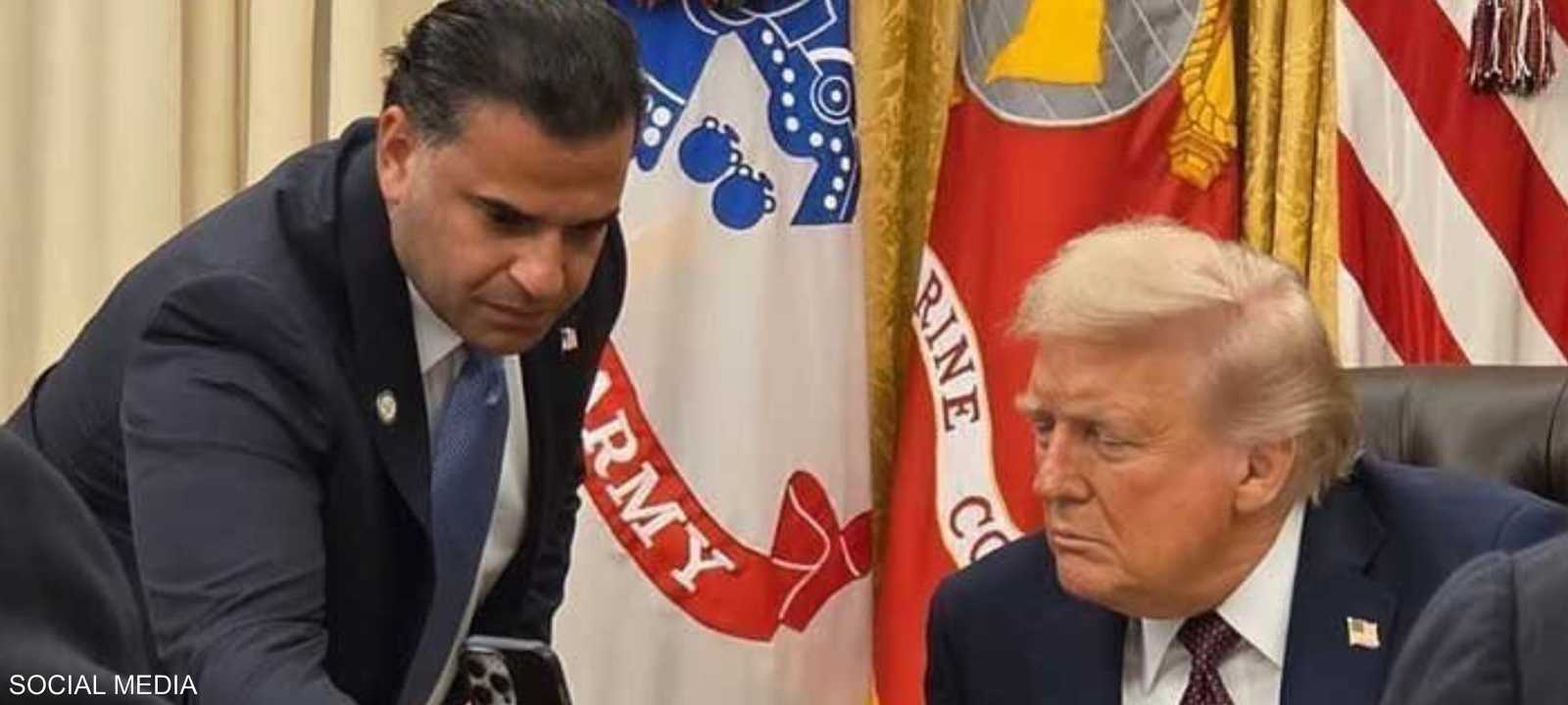 مارك سافايا (يسار الصورة) وترامب