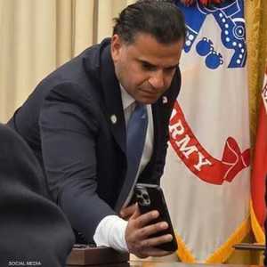 مارك سافايا (يسار الصورة) وترامب