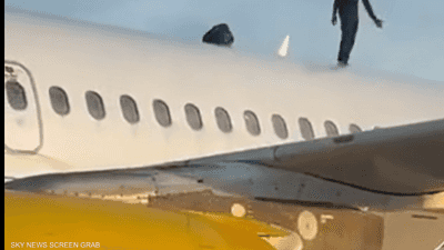 فيديو.. تأخر رحلة سفر بسبب "رقصة" على سطح الطائرة