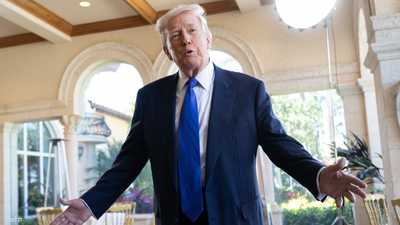 ترامب يلقي "نكات" مثيرة.. ويشعل جدلا سياسيا في واشنطن