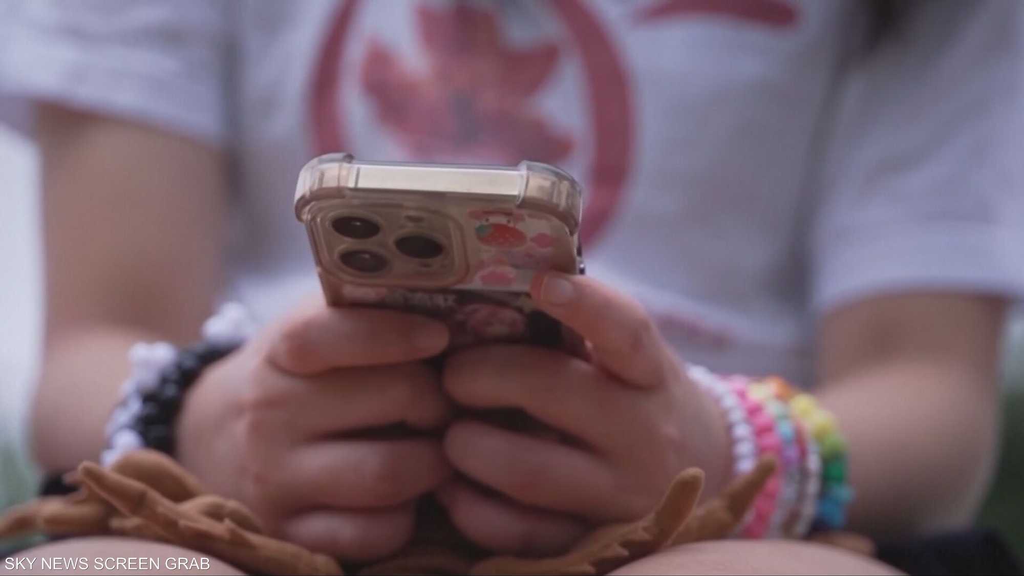 إسبانيا تعتزم حظر مواقع التواصل لمن هم دون 16 عاما