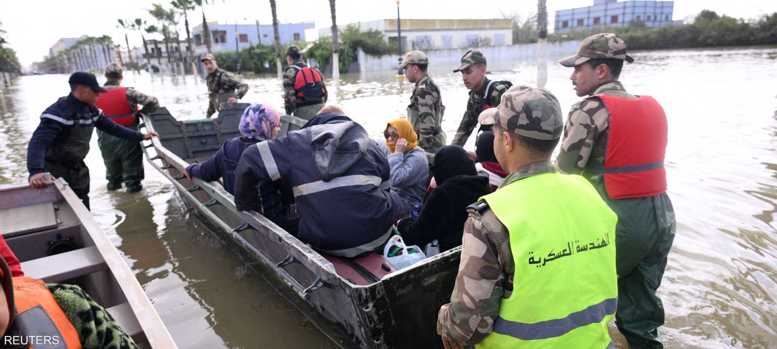 سخرت فرق الإجلاء القوارب للتحرك في المناطق المغمورة بالمياه