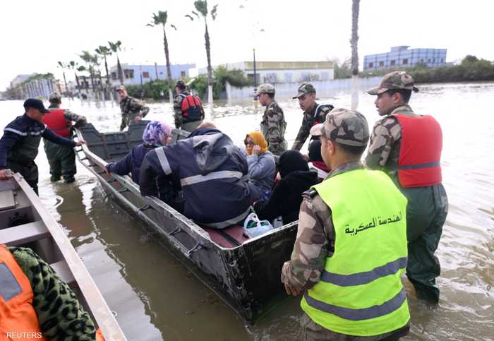 سخرت فرق الإجلاء القوارب للتحرك في المناطق المغمورة بالمياه