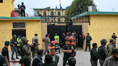 فيديو.. عشرات القتلى بتفجير انتحاري داخل مسجد في باكستان