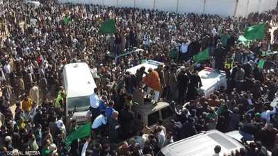 أعلام الجماهيرية.. "رسائل تمرد" من قلب جنازة سيف القذافي