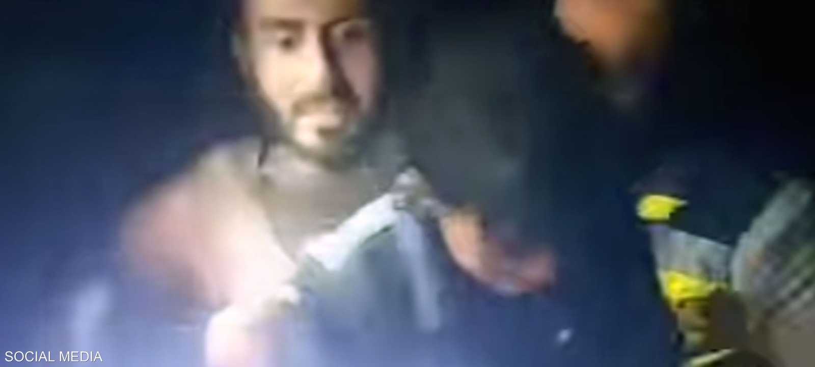 الدفاع المدني وهو ينقذ طفلا من السيول في اللاذقية