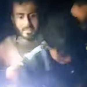 الدفاع المدني وهو ينقذ طفلا من السيول في اللاذقية