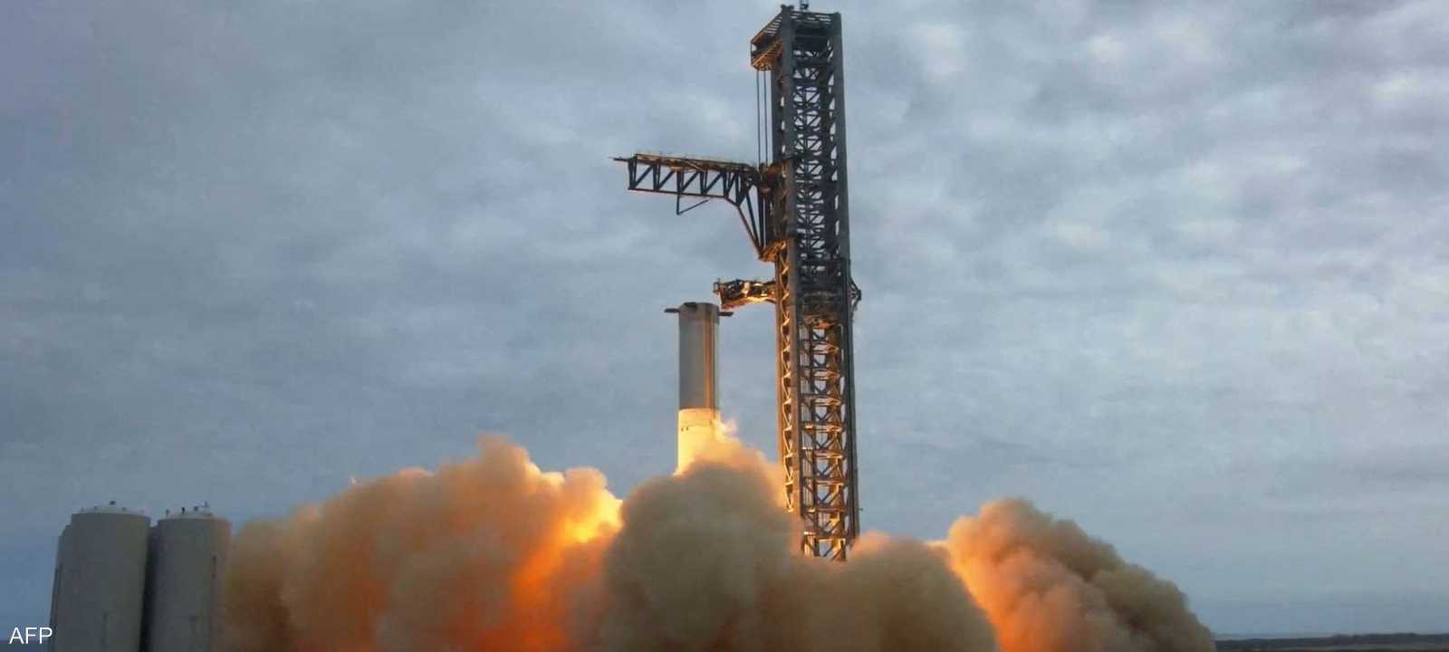 سبيس إكس تختبر محركات صواريخ لاستخدامها في رحلة إلى القمر