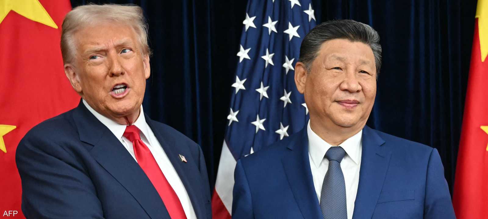 شي جيبينغ (يمين الصورة) وترامب (يسار الصورة)