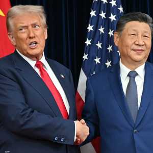 شي جيبينغ (يمين الصورة) وترامب (يسار الصورة)