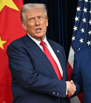 شي جيبينغ (يمين الصورة) وترامب (يسار الصورة)