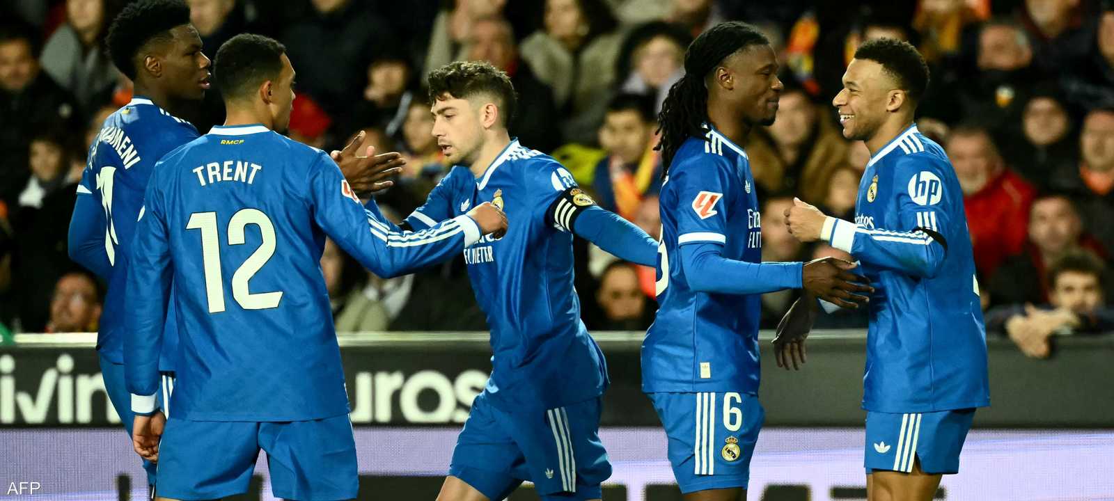 لاعبو ريال مدريد يحتفلون بالهدف الثاني في مرمى فالنسيا