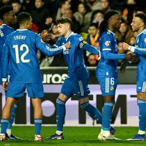 لاعبو ريال مدريد يحتفلون بالهدف الثاني في مرمى فالنسيا