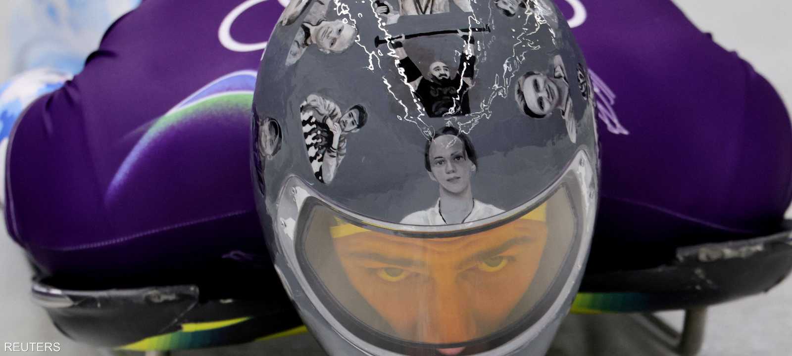 تحمل الخوذة صور رياضيين أوكرانيين قتلوا في الحرب