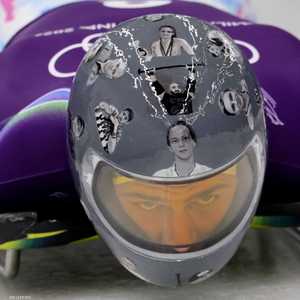 تحمل الخوذة صور رياضيين أوكرانيين قتلوا في الحرب