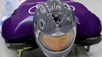 تحمل الخوذة صور رياضيين أوكرانيين قتلوا في الحرب