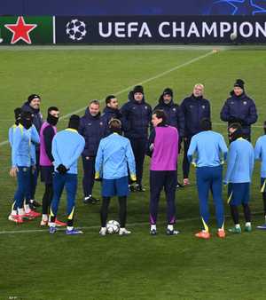 هانز فليك خلال التدريبات مع فريق برشلونة