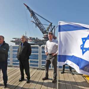 شتاينيتز وخلفه رئيس الوزراء الإسرائيلي بنيامين نتنياهو