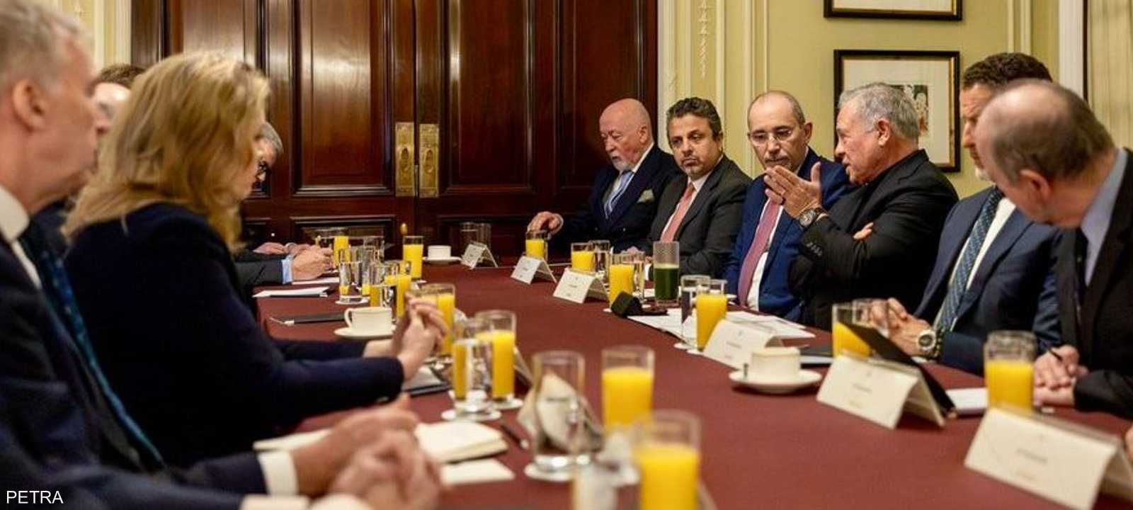 ملك الأردن يجتمع بمسؤولين سابقين وبرلمانيين بريطانيين