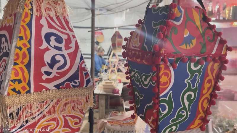 فوانيس غزة.. صناعة الفرح من خشب المساعدات