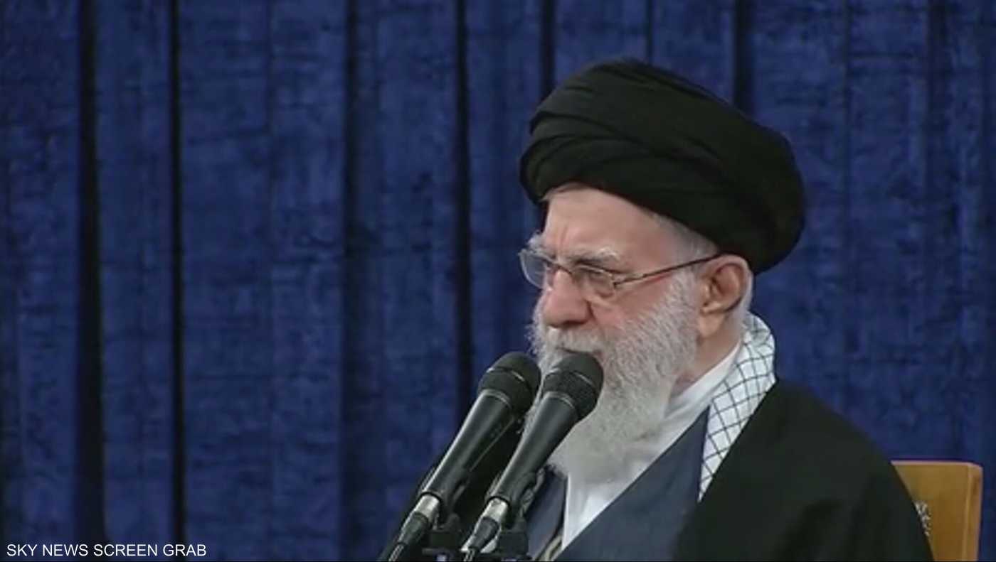 خامنئي يلوح بإغراق حاملة طائرات أميركية "إلى قاع البحر" 