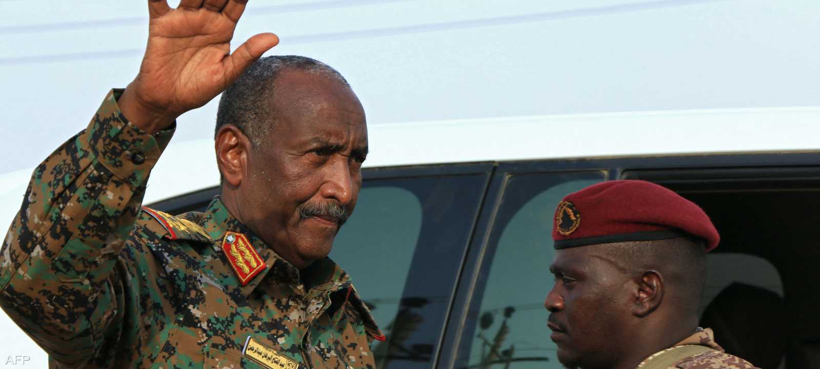 البرهان قائد الجيش السوداني يلوح بيده