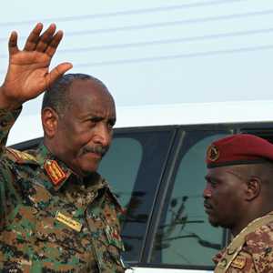 البرهان قائد الجيش السوداني يلوح بيده