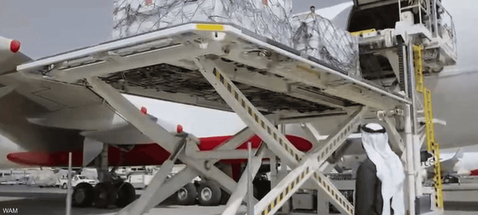 يبلغ وزن الشحنة الإغاثية 100 طن