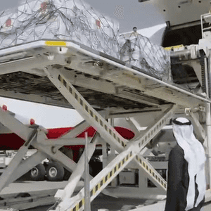 يبلغ وزن الشحنة الإغاثية 100 طن