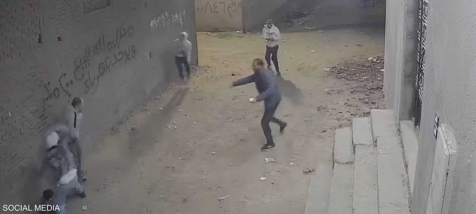 حادثة الاعتداء على أب ونجله أثارت استياء على مواقع التواصل