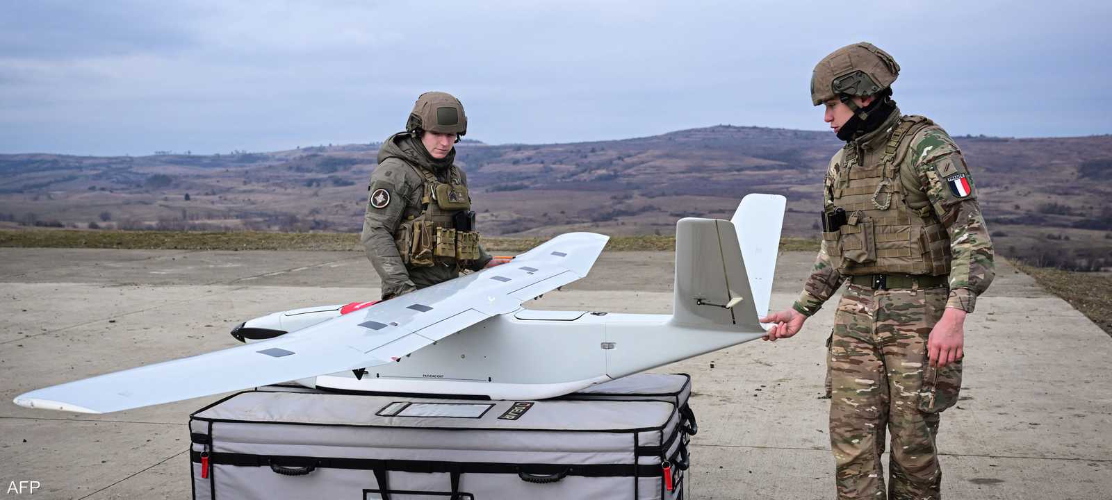 جنديان يختبران طائرة مسيّرة.. أرشيفية
