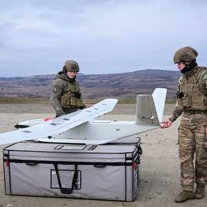 جنديان يختبران طائرة مسيّرة.. أرشيفية