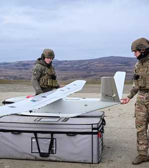 جنديان يختبران طائرة مسيّرة.. أرشيفية