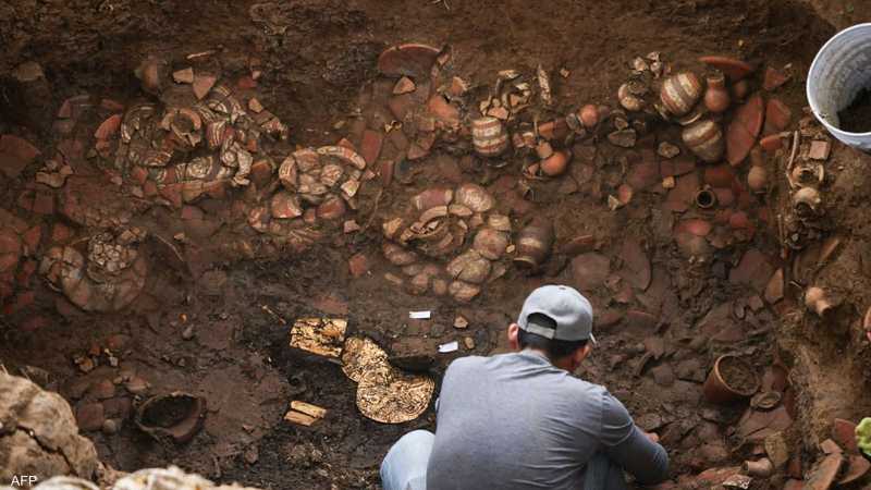 جانب من عمليات البحث عن الآثار في المقبرة
