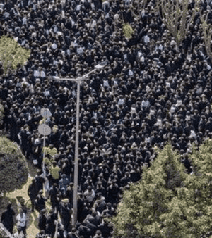 تجمّع عشرات الأشخاص