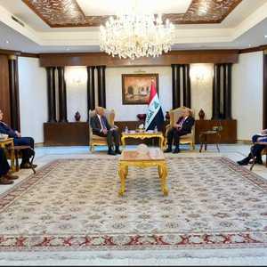 وزير الخارجية العراقي خلال لقائه مع المبعوث الأميركي