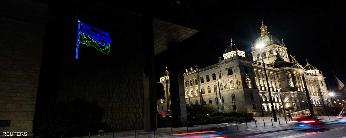 العلم الأوكراني على واجهة مبنى المتحف الوطني الجديد في براغ