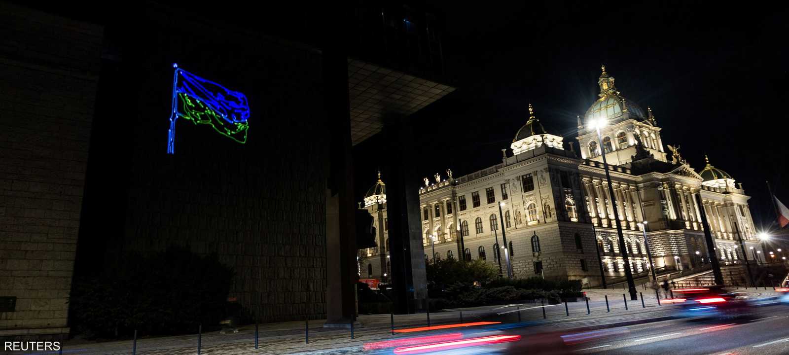 العلم الأوكراني على واجهة مبنى المتحف الوطني الجديد في براغ