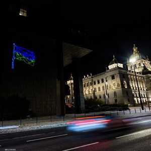 العلم الأوكراني على واجهة مبنى المتحف الوطني الجديد في براغ