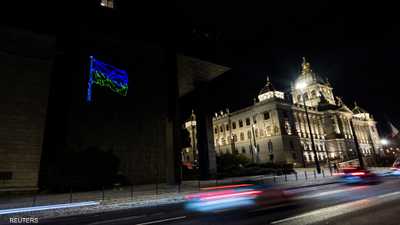 العلم الأوكراني على واجهة مبنى المتحف الوطني الجديد في براغ