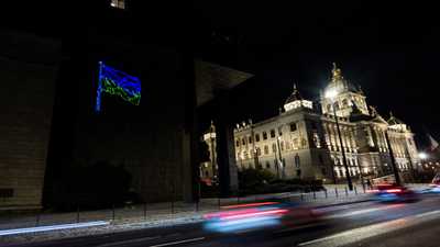 العلم الأوكراني على واجهة مبنى المتحف الوطني الجديد في براغ