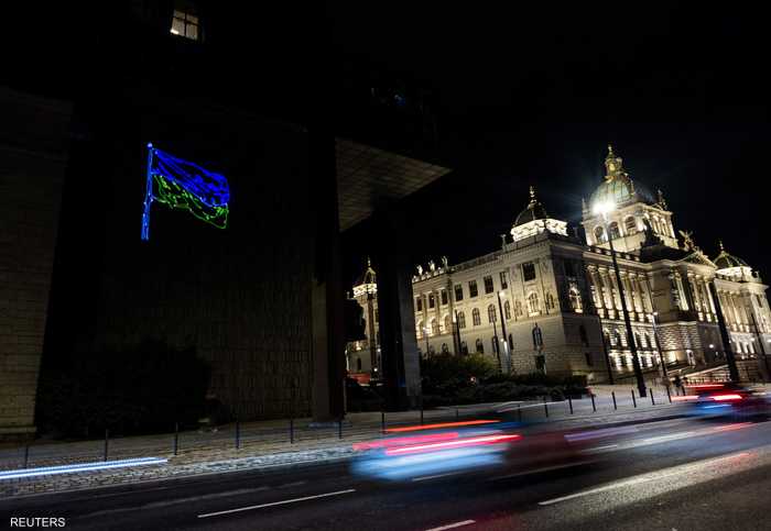 العلم الأوكراني على واجهة مبنى المتحف الوطني الجديد في براغ