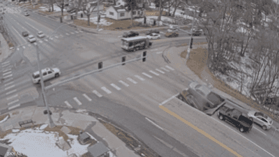 فيديو.. انهيار أرضي "مفاجئ" يبتلع سيارتين في مدينة أميركية