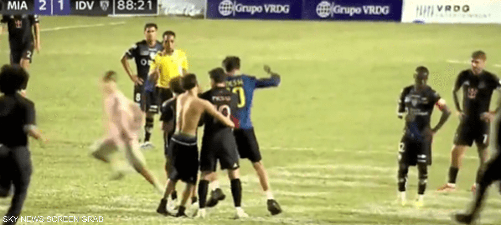 حاول أحد أفراد الأمن إبعاد المشجع