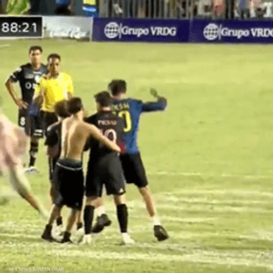 حاول أحد أفراد الأمن إبعاد المشجع