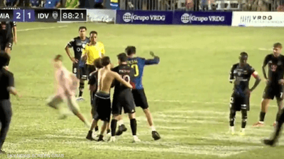 فيديو.. ميسي يسقط أرضا بعد اقتحام مشجعين الملعب