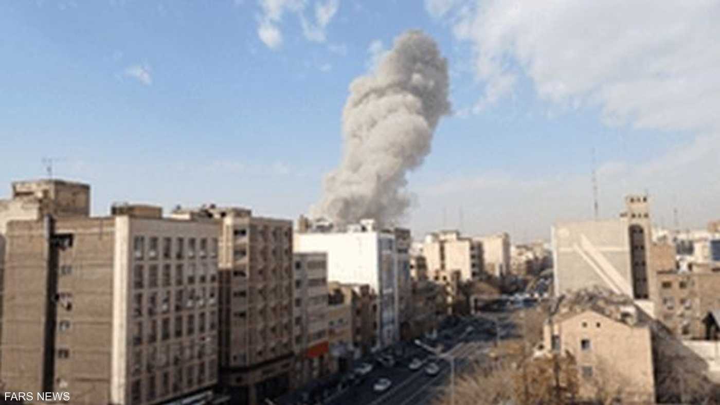 الدخان يتصاعد من مبنى في طهران